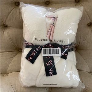 NWT Victoria’s Secret Robe M/L